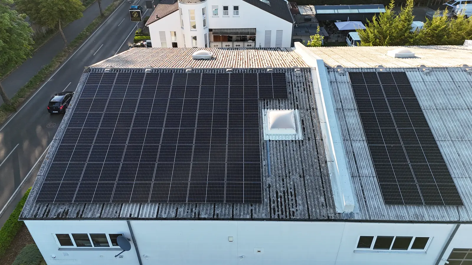 Gewerbliche Photovoltaikanlage auf einem Hallendach