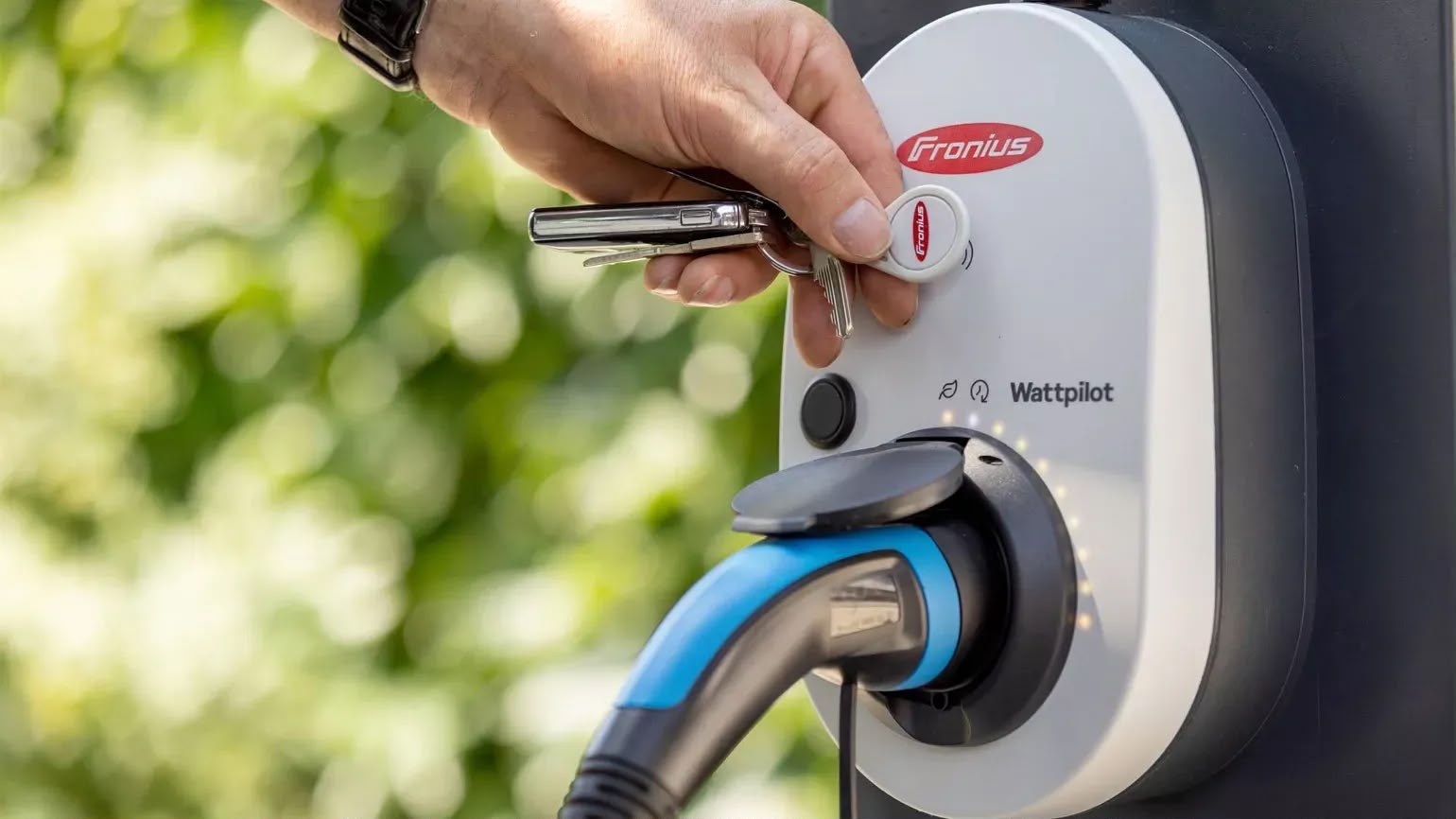 Elektroauto lädt an einer Wallbox