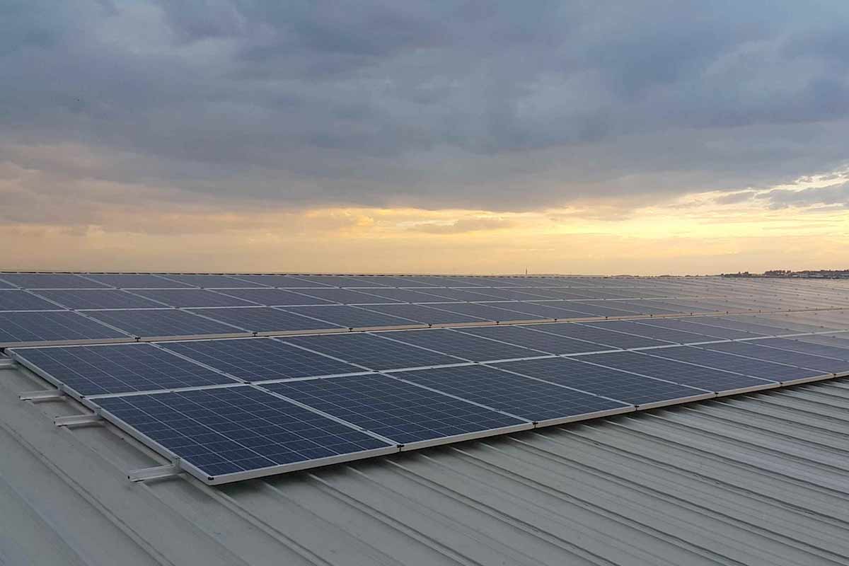 Gewerbliche Photovoltaikanlage auf einem Hallendach